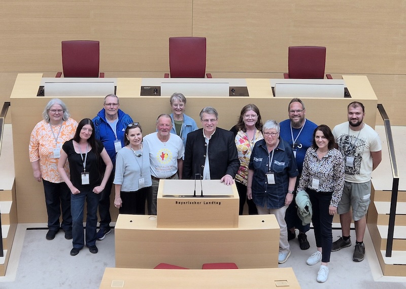 Landtagsfahrt des Selbsthilfevereins - Gruppenfoto Rednerpult